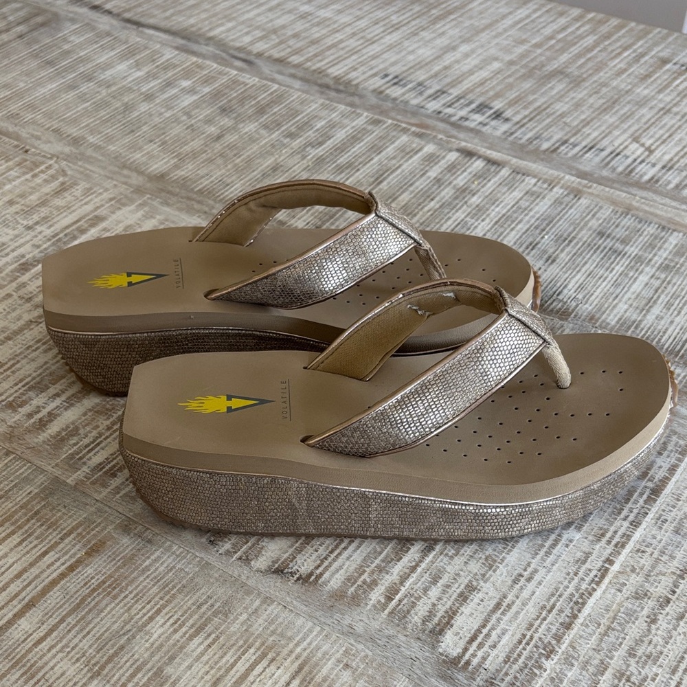 Size 6 Volatile Thong Sandals in Metallic Taupe - Lightweight Comfort